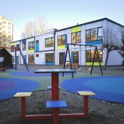 Plac zabaw przedszkola oraz tylna elewacja