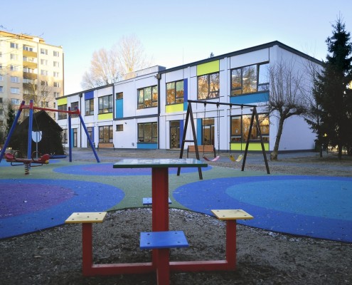 Plac zabaw przed budynkiem przedszkola modułowego Climatic